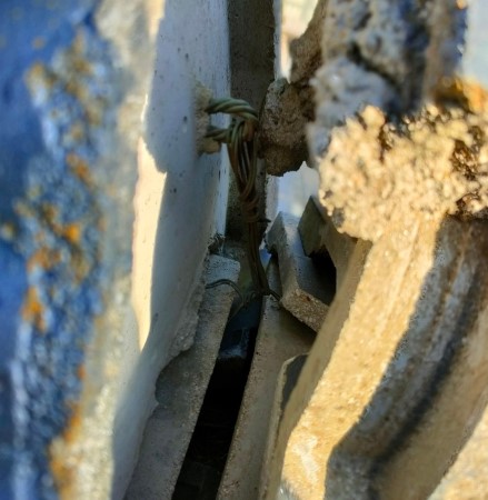 鬼瓦　銅線で繋がっている　剥がれ